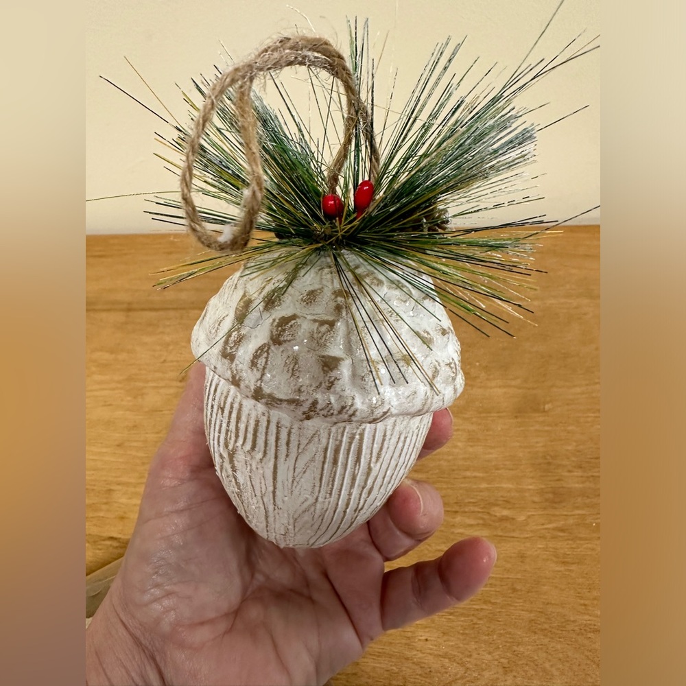 Christmas country decorations, Christmas ornaments acorns with pine needles